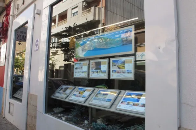 Imagen: Escaparate de una inmobiliaria de Dénia