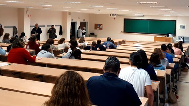 estudiantes realizando una prueba de la jqcv