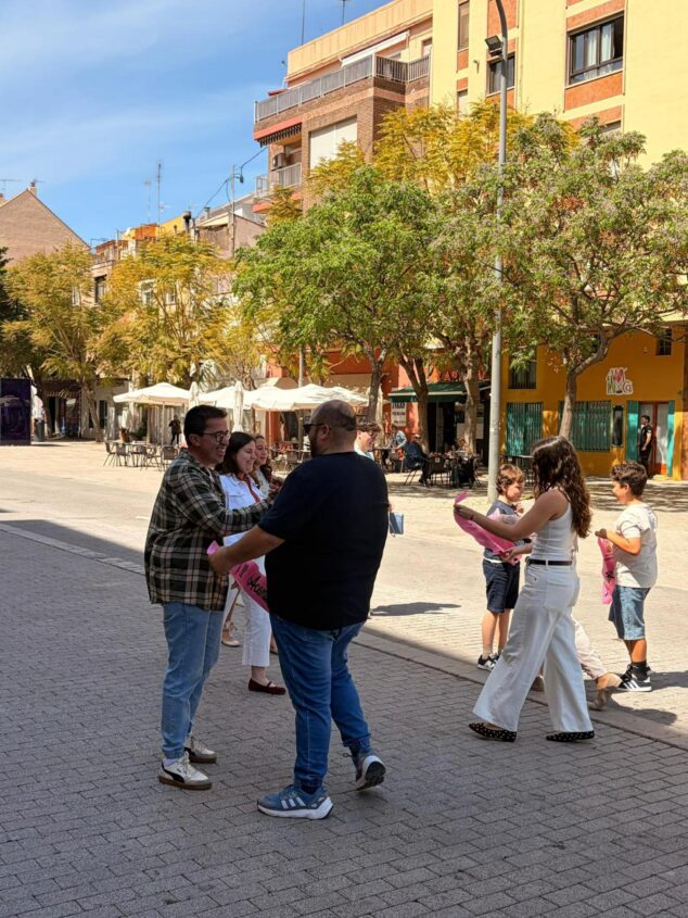 Imagen: Comiat dels càrrecs 2026 de la Falla Baix la Mar al carrer.