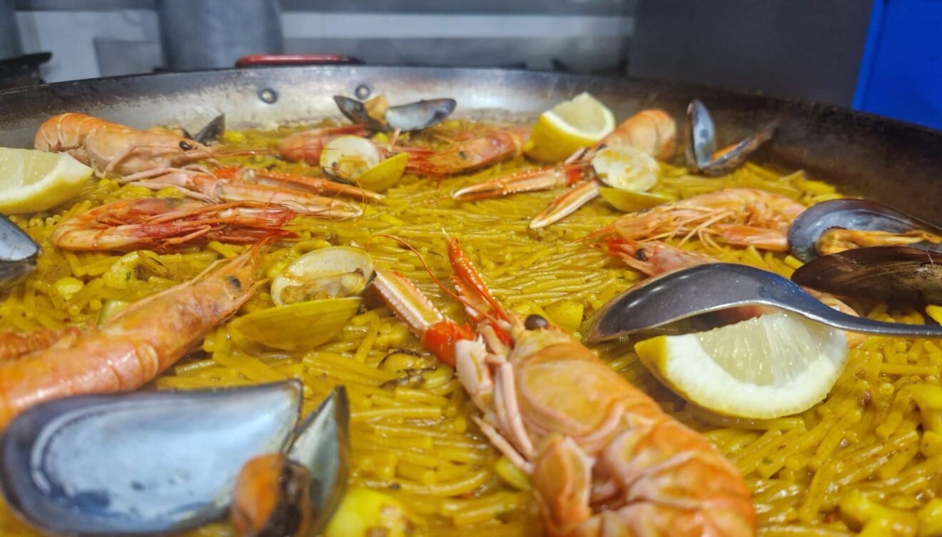 Fideuá de marisco elaborada con fondo de pescado de lonja