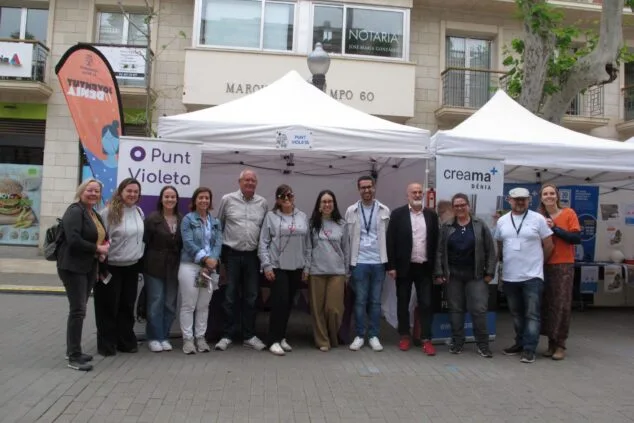 Dénia saca la Fira de l’Estudiantat 2026 a la calle por primera vez 2 Imagen: Grupo de personas frente a carpas de la Fira de l'Estudiantat en una calle de Dénia.