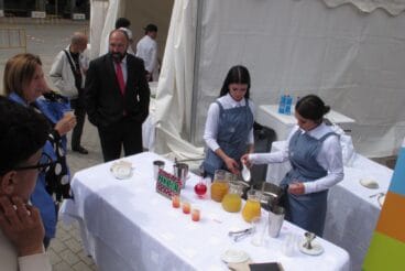 Estudiantes de hostelería atendiendo un estand en la Fira de l'Estudiantat de Dénia.