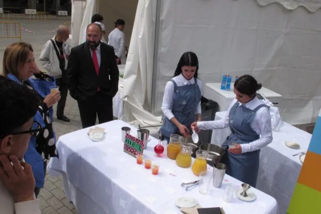 Estudiantes de hostelería atendiendo un estand en la Fira de l'Estudiantat de Dénia.