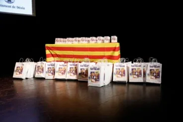 Detalle de los lotes de libros y galardones preparados para los premiados de la 28ª edición de los Premis Sambori