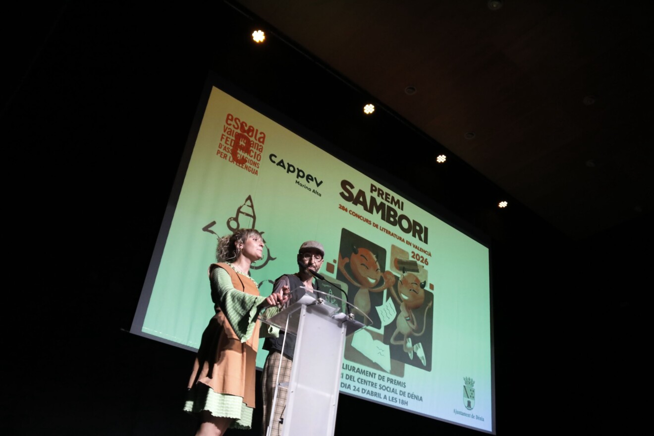 Los presentadores de L'Estranya Companyia durante un momento de la entrega de premios en el Centre Social de Dénia