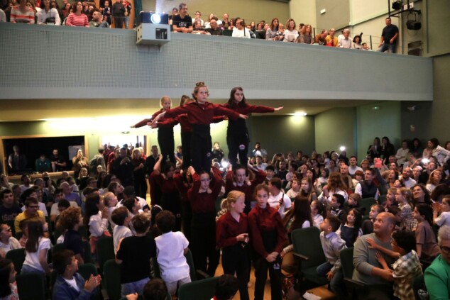 Imagen: La Muixeranga Segarieta sorprendió a los asistentes con su actuación entre el público del Centre Social