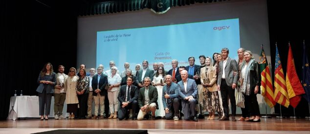 Imagen: Grupo de personas premiadas posando en un escenario durante la gala de la Academia de Gastronomía de la Comunidad Valenciana.