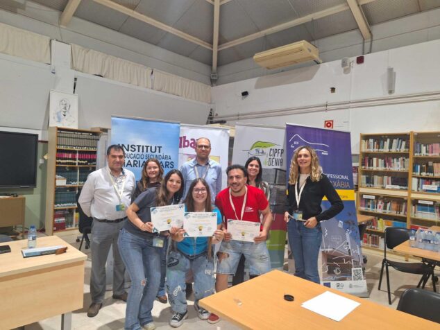 Imagen: Grupo de alumnos ganadores con certificados y representantes de los centros educativos posando ante banners del I Hackathon Intercentros Marina Alta.
