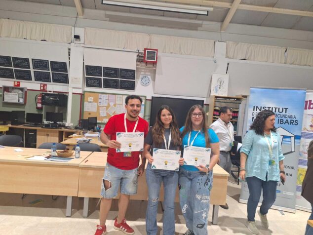 Imagen: Fotografía de Víctor Llorens, Hoshy Barrientos y Paloma Malen Verdú con sus certificados de reconocimiento tras ganar el I Hackathon Intercentros Marina Alta.