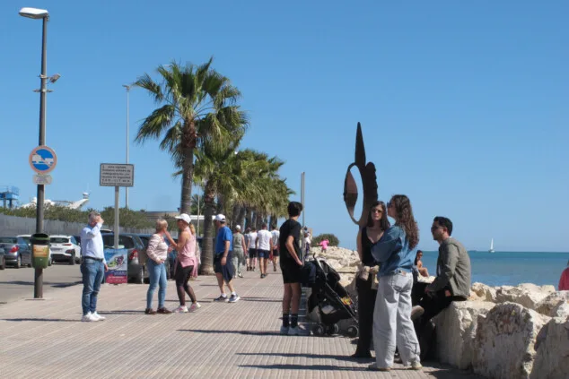 Bild: Tolle Atmosphäre an der Strandpromenade der Stadt, Besucher genießen die Sonne in jedem verfügbaren Winkel der Küste von Dénia.