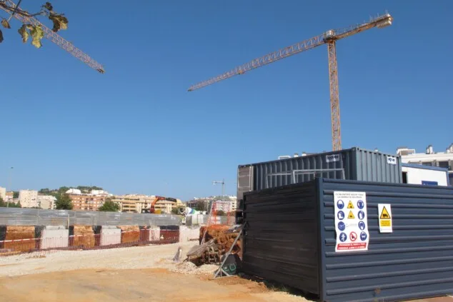 gruas en una obra a las afueras de denia