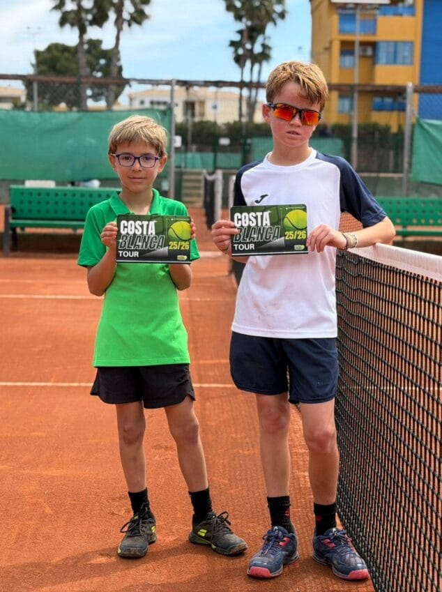 Imagen: Guille Varella y David Kelejyan, tenistas benjamines del Club de Tenis Dénia, en la pista de tenis de Altea.