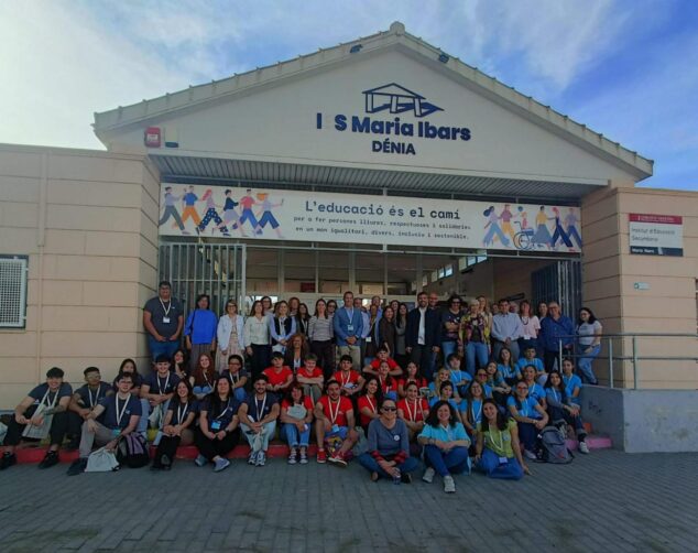 Imagen: Foto de grupo de los participantes del I Hackathon Intercentros Marina Alta frente al IES Maria Ibars.