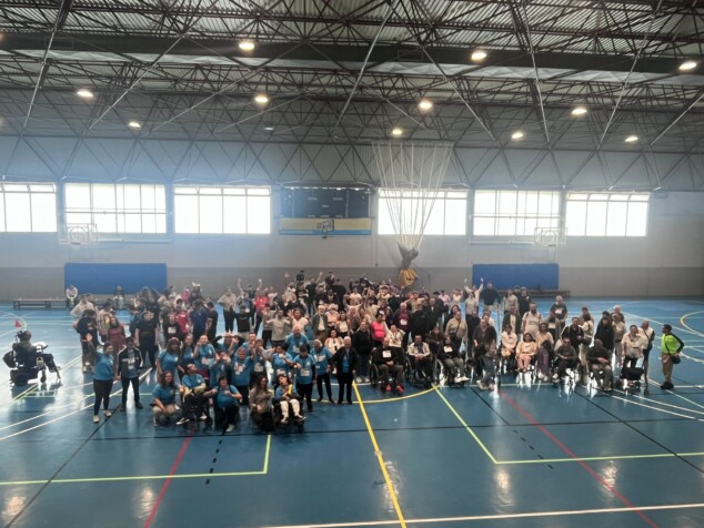 Imagen: Cerca de cien personas se unieron en esta foto de familia para reivindicar la igualdad a través de la actividad física