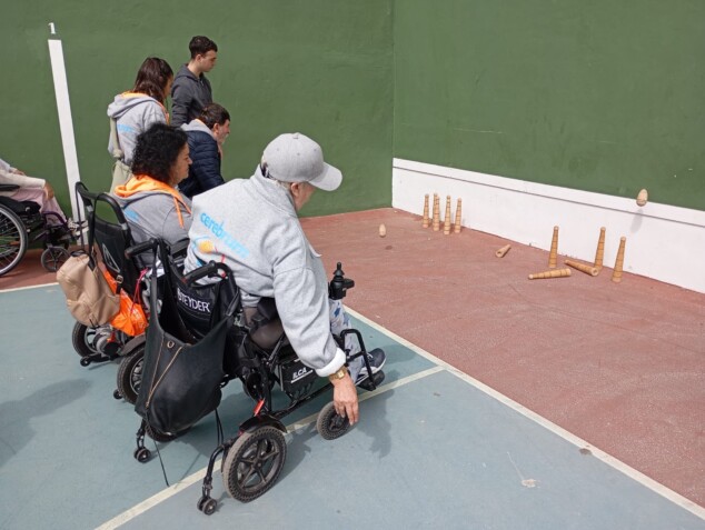 Imagen: Un grupo de participantes pone a prueba su puntería con los juegos tradicionales adaptados en el polideportivo de Dénia