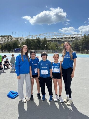 Jóvenes atletas del C.A. Baleària Diànium en un control de pista