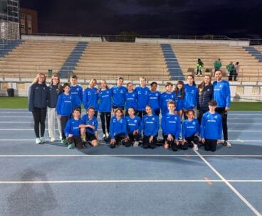 Atletas y entrenadores del Club de Atletismo Baleària Diànium en la pista