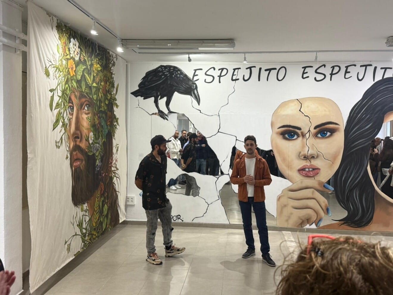 El artista Tardor explica los detalles de su obra mural a los asistentes durante la jornada inaugural en Dénia