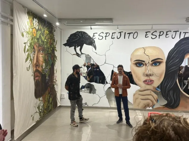 Imagen: El artista Tardor explica los detalles de su obra mural a los asistentes durante la jornada inaugural en Dénia
