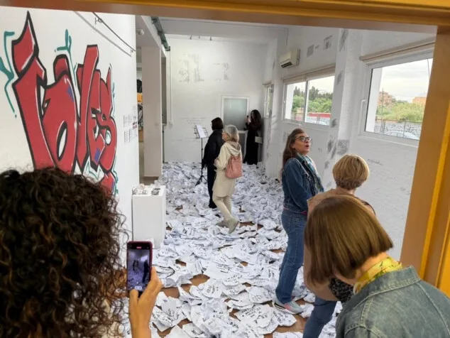 Imagen: Varios visitantes observan una de las instalaciones artísticas que forman parte de la nueva propuesta cultural de la Sala Joves Art