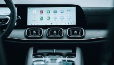 Interfaz inteligente y conectividad avanzada en la pantalla táctil del JAECOO 8 SHS disponible en Moll Motor