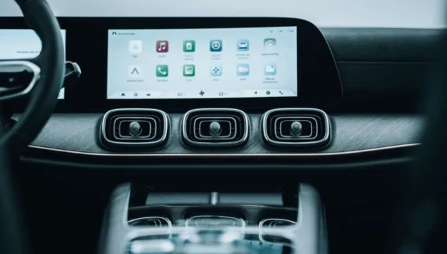 interfaz inteligente y conectividad avanzada en la pantalla tactil del jaecoo 8 shs disponible en moll motor