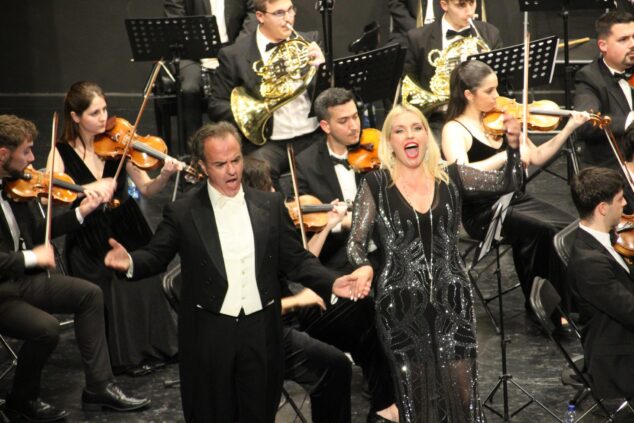 Imagen: El tenor Javier Palacios y la soprano Irina Avramenko cantando en el escenario acompañados por una orquesta.