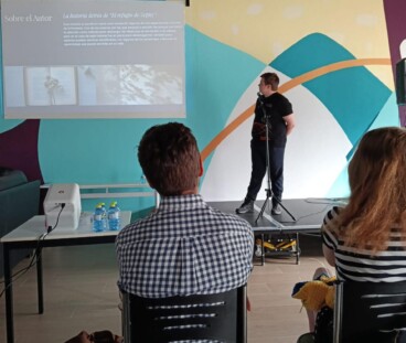 Joel Ginestar presentando “El refugio de Zheppy” en el Casal Jove