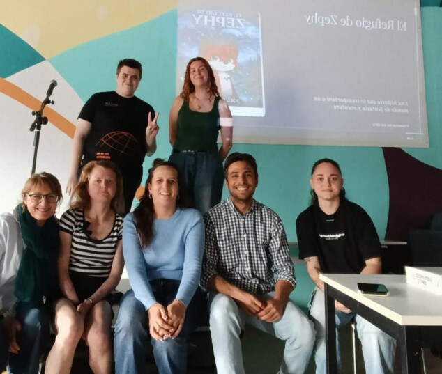 Imagen: Joel Ginestar presentando su libro "El refugio de Zheppy" en el Casal Jove de Dénia junto a varias personas.
