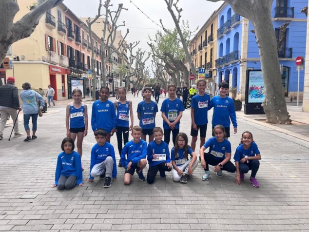 Imagen: Grupo de jóvenes atletas del Club de Atletismo Baleària Diànium posando juntos en una calle de Dénia.