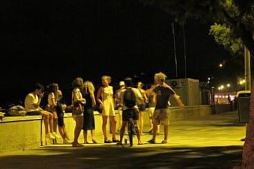 jovenes en el paseo de la marineta cassiana en denia