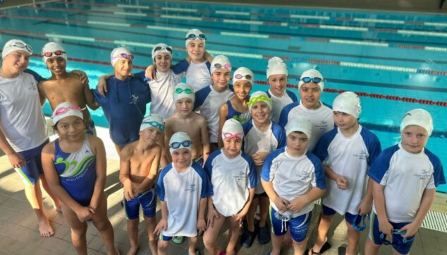 Imagen: Jóvenes nadadores compiten en la Liga Comarcal en la piscina de Dénia