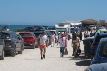 Dénia, al límite: el puente de Madrid y València desborda las calles y el litoral 2 la falta de plazas de aparcamiento obliga a utilizar zonas de tierra donde coches y autocaravanas se amontonan este puente de pascua