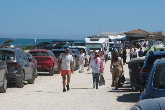 Dénia, al límite: el puente de Madrid y València desborda las calles y el litoral 5 la falta de plazas de aparcamiento obliga a utilizar zonas de tierra donde coches y autocaravanas se amontonan este puente de pascua