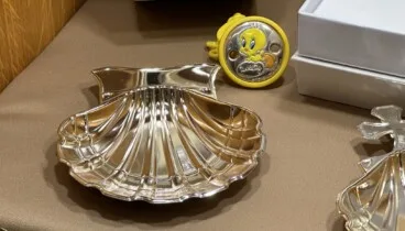 La tradicional concha bautismal en plata con el nombre grabado para un día sagrado