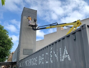 labores de limpieza para eliminar las pintadas vandalicas de los modulos portatiles de la estacion provisional