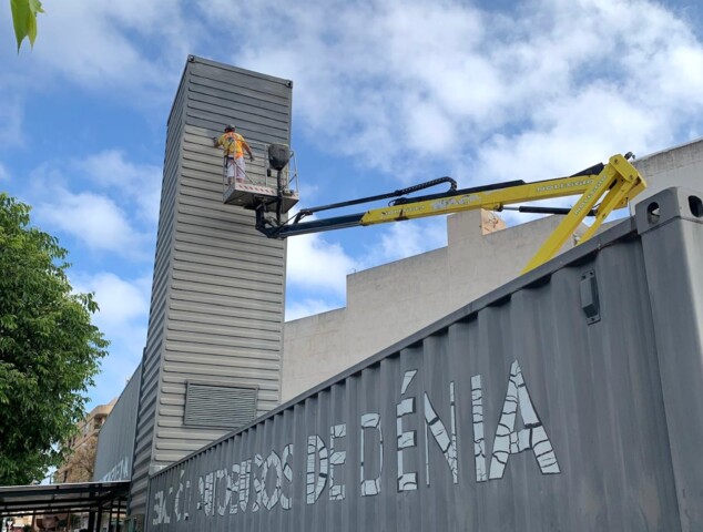 Imagen: Labores de limpieza para eliminar las pintadas vandálicas de los módulos portátiles de la estación provisional