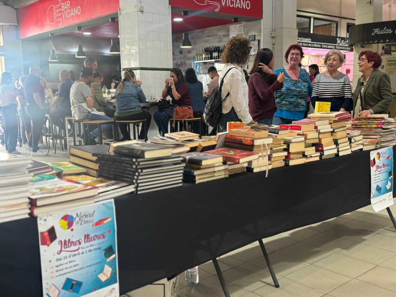 Las mesas de intercambio de libros de las Amas de Casa de Dénia cuentan con títulos para todas las edades