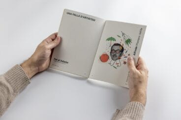 Interior del llibret ‘Amors’ de la Falla Saladar, premiado por su diseño