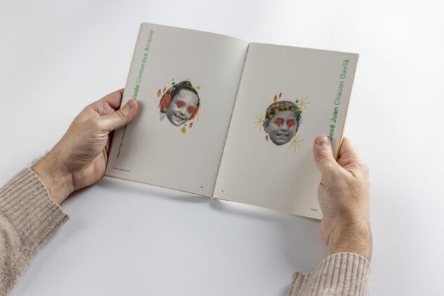 Imagen: Manos sosteniendo el llibret "Amors" de la Falla Saladar abierto, mostrando fotos de dos niños con diseño gráfico.