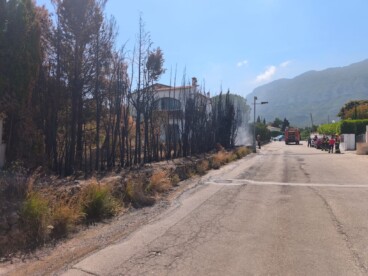 Los servicios de emergencia refrescan la zona afectada tras el tercer incendio registrado en un mes en Dénia