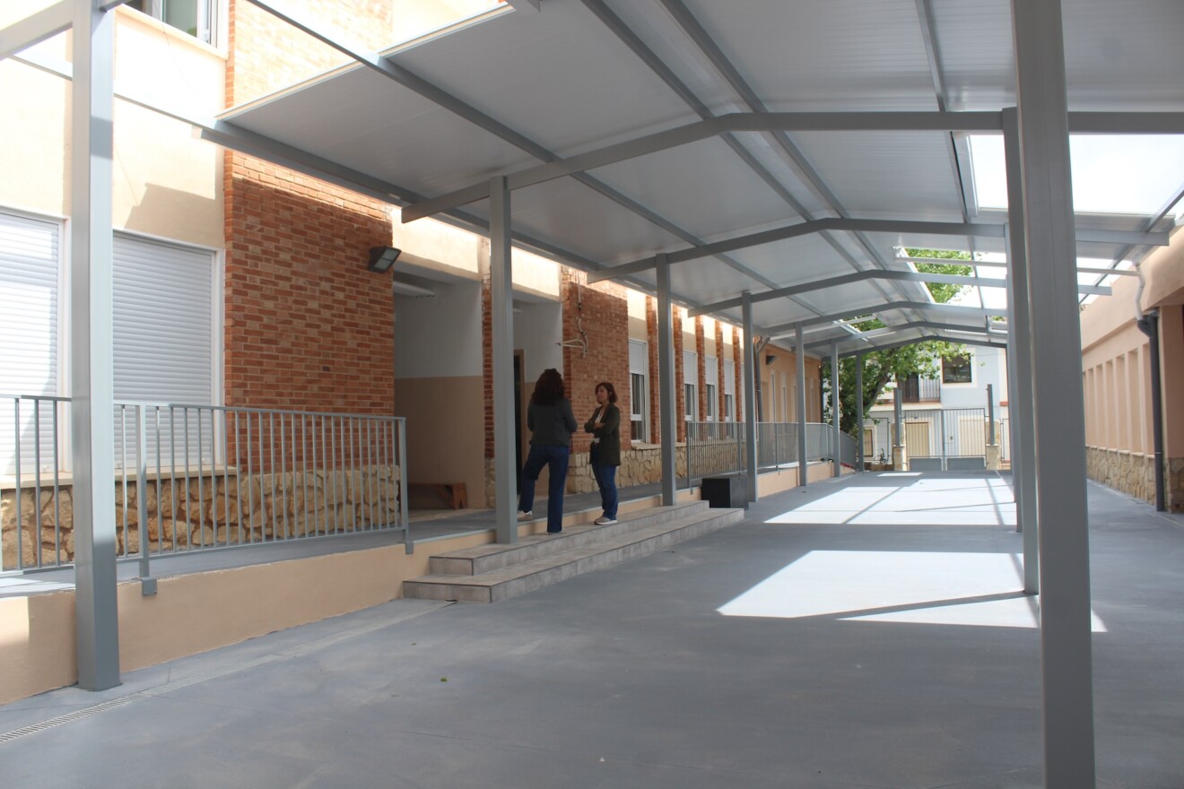 M. Josep Ripoll, regidora de Territorio de Dénia, y Laura Grimalt, regidora de Educación de Jesús Pobre, visitan el colegio Pare Pere