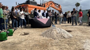 Miquel Ivars explicando a los presentes el obstaculizado camino hasta esta primera piedra
