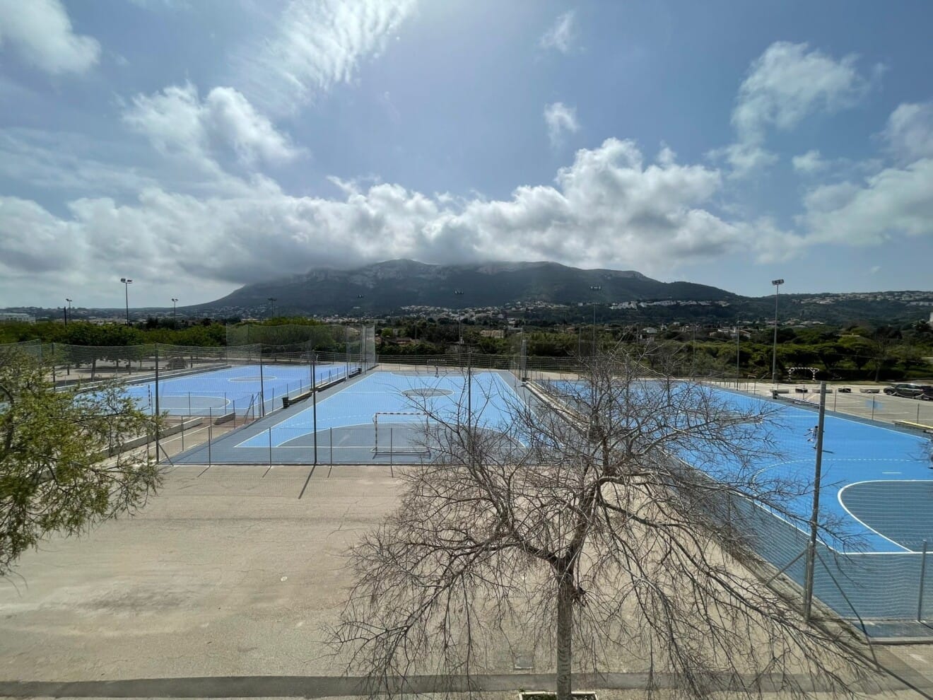 Panorámica de las nuevas pistas polideportivas de Madrigueres con el Montgó al fondo tras finalizar las obras de modernización