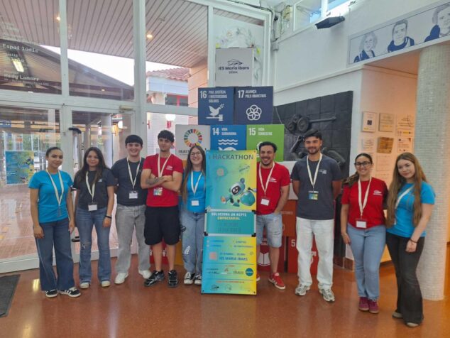 Imagen: Un grupo de jóvenes estudiantes participantes en el I Hackathon Intercentros Marina Alta posa en el IES Maria Ibars de Dénia.