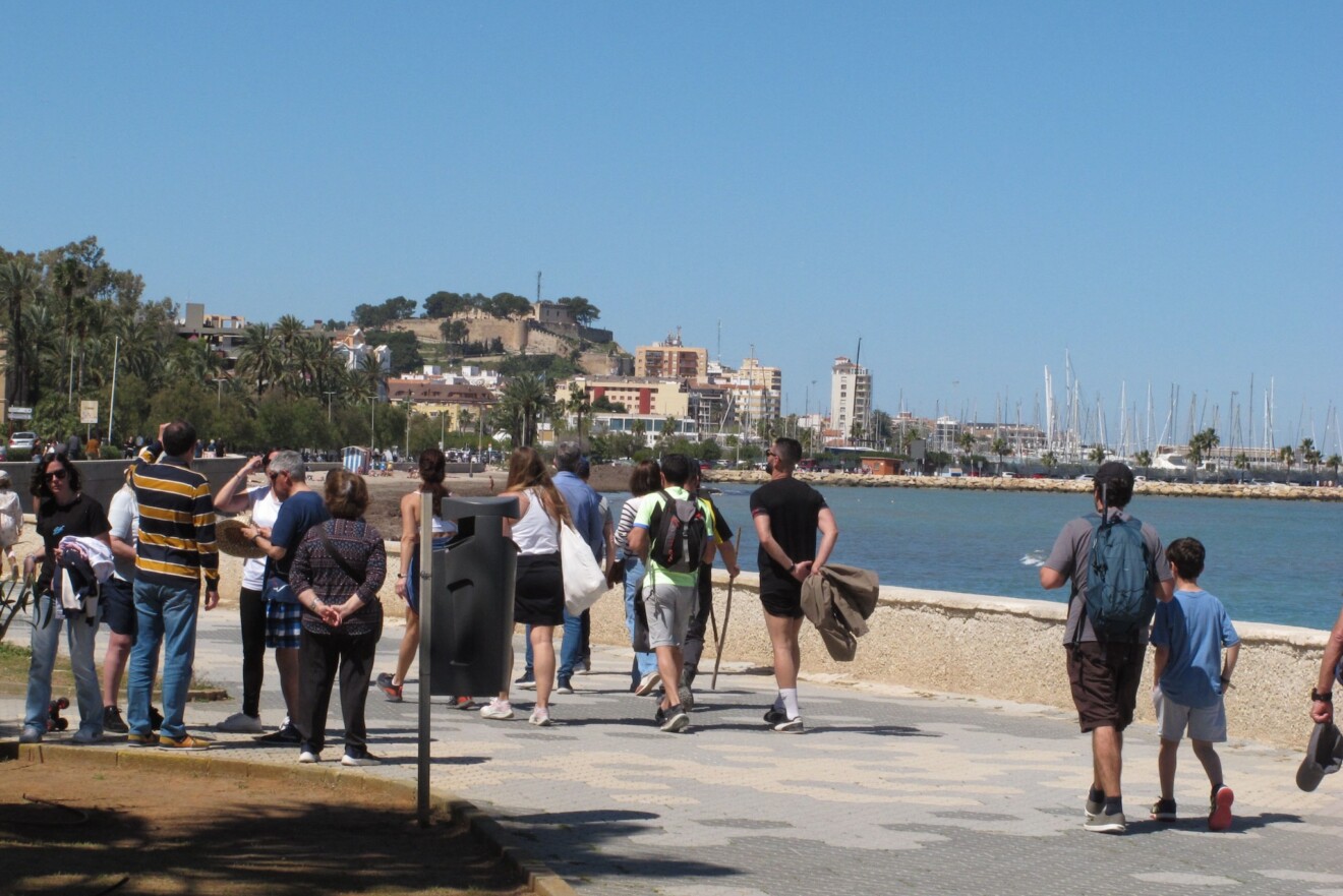 Paseo de la Marineta de Dénia lleno de turistas durante esta Pascua