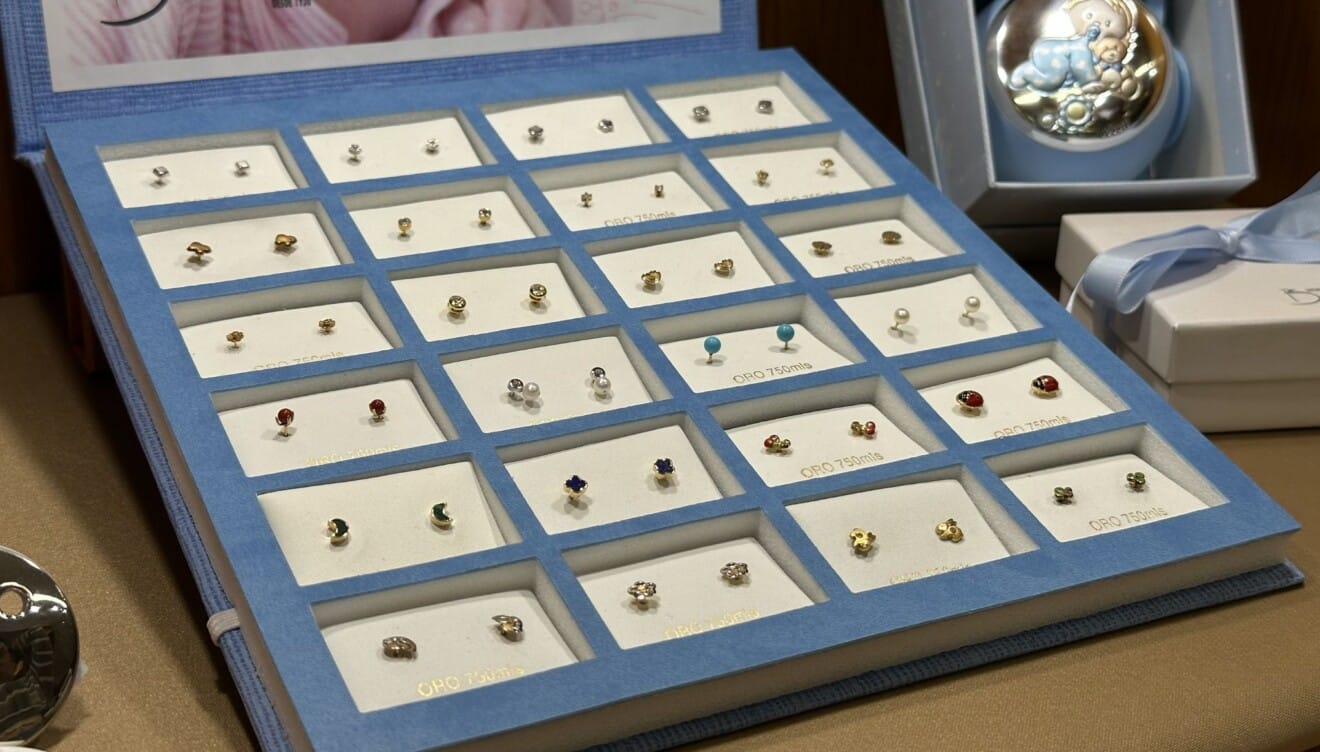 Pendientes de oro para bebé con diseños delicados ideales para su primer gran evento