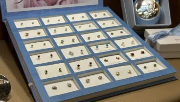 Pendientes de oro para bebé con diseños delicados ideales para su primer gran evento