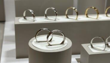 Personaliza el grosor y el acabado de tu alianza Ele Ka para que sea irrepetible