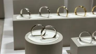 Personaliza el grosor y el acabado de tu alianza Ele Ka para que sea irrepetible